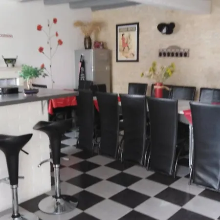 Maison Renovee Pour 14 Pers Avec Piscine Chauffee, Jardin, Baby-foot, Proche Puy Du Fou Et La Rochelle Landhuis *
