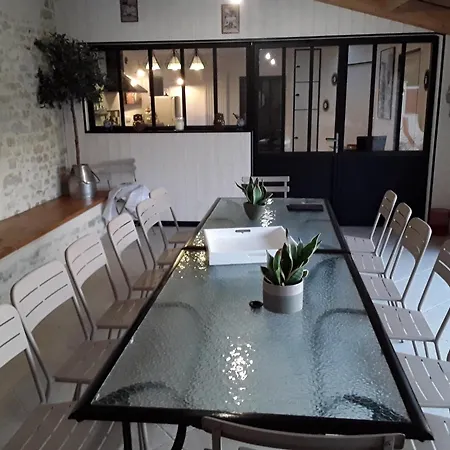 Maison Renovee Pour 14 Pers Avec Piscine Chauffee, Jardin, Baby-foot, Proche Puy Du Fou Et La Rochelle Landhuis